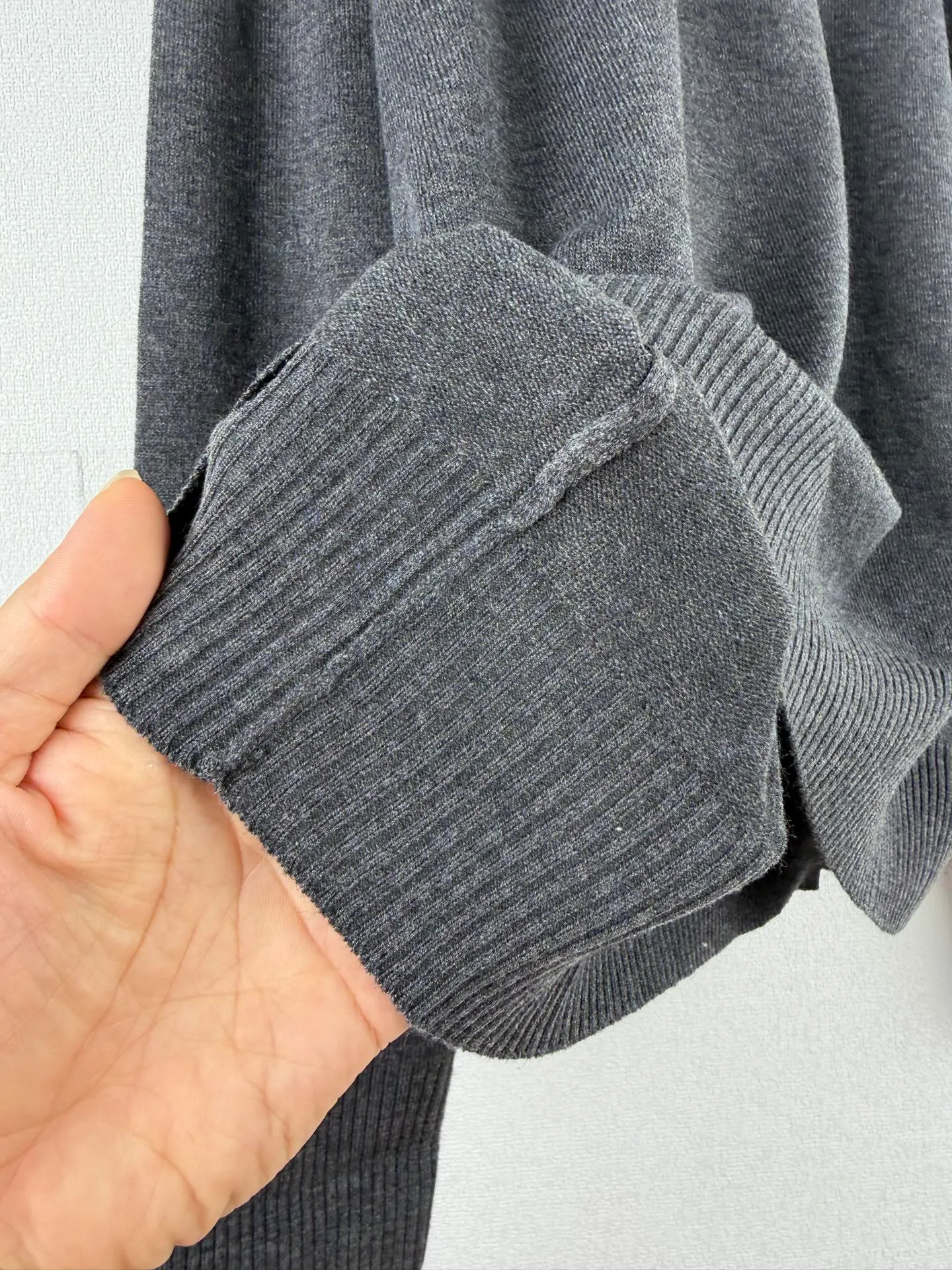 Ami Paris 26FW round neck wool ADC embroidered knitted sweater. Purchased and developed in Authentic 2030. Elegant wool double-ply blended. Uses Japanese imported (Shima Seiki) 12-knitting machine. Imported embroidery. Wool enzyme washing. Customized 1:1 trademark. Fitted version. Size: S M L